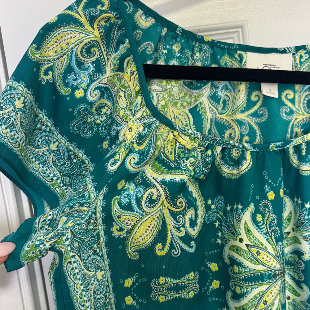 LOFT Teal Paisley Print Lightweight Blouse Short Sleeve Scoop Neck Top Small - Picture 4 of 6